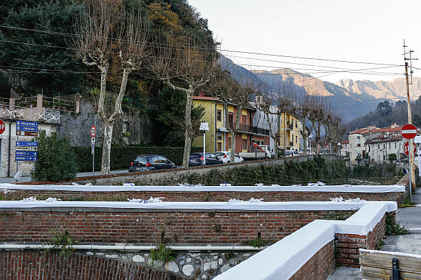 Una via del comune di Seravezza, tra le montagne