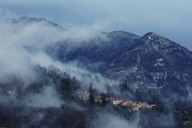 Il borgo di Giustagnana avvolto dalla nebbia, tra le colline di Seravezza